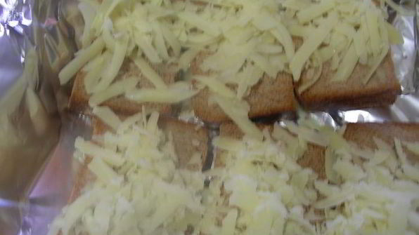 суп с карамелизированным луком, перловкой и листовой капустой