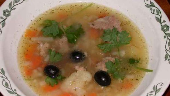 суп с картофелем, рисом свининой и цветной капустой