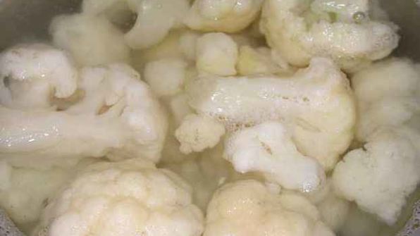 суп с картофелем, рисом свининой и цветной капустой