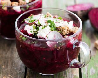 Свекольный суп с брынзой и редисом