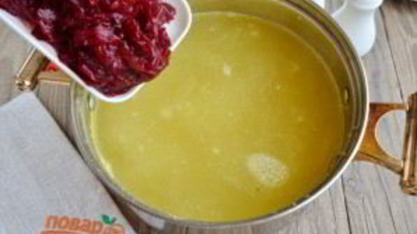 свекольный суп с яйцом