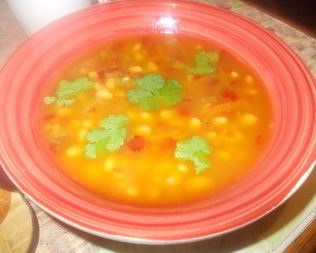 Тосканский суп из фасоли с розмарином и зеленый салат с огурцами и мятой