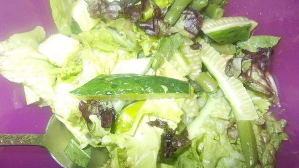 тосканский суп из фасоли с розмарином и зеленый салат с огурцами и мятой