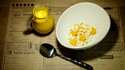 Тыквенный суп с копченым сыром и попкорном из макарон