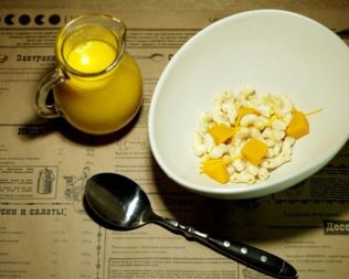 Тыквенный суп с копченым сыром и попкорном из макарон