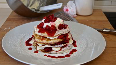 Американские панкейки с кремом из маскарпоне и малиной