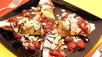 Блинчики с мороженым и клубникой