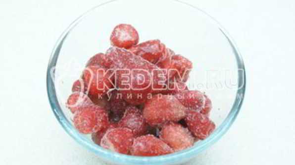 блинчики с мороженым и клубникой