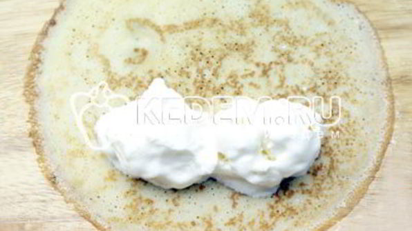 блинчики с мороженым и клубникой