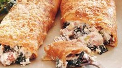 Блинчики с начинкой из ветчины, грибов и шпината