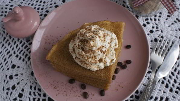 блины кофейные со взбитыми сливками