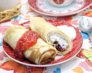 Блины на сливках с творогом и клубничным джемом