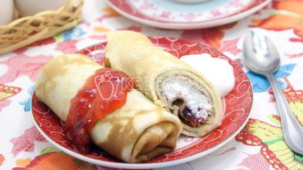 Блины на сливках с творогом и клубничным джемом