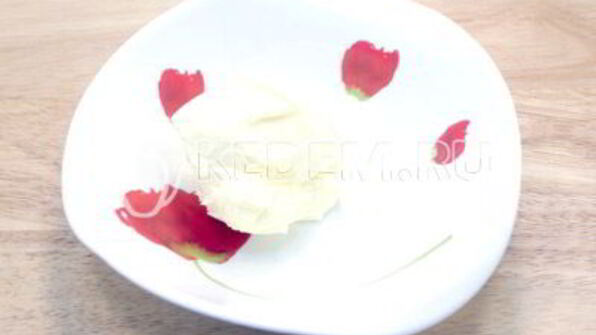 блины на сливках с творогом и клубничным джемом