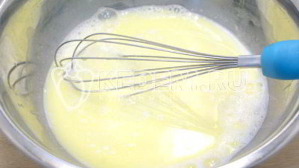 блины на сливках с творогом и клубничным джемом