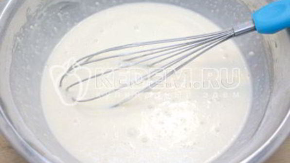 блины на сливках с творогом и клубничным джемом