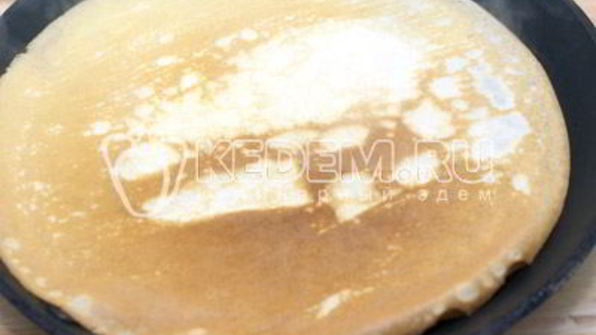 блины на сливках с творогом и клубничным джемом