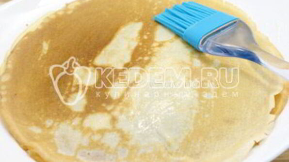 блины на сливках с творогом и клубничным джемом