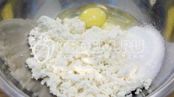 блины на сливках с творогом и клубничным джемом