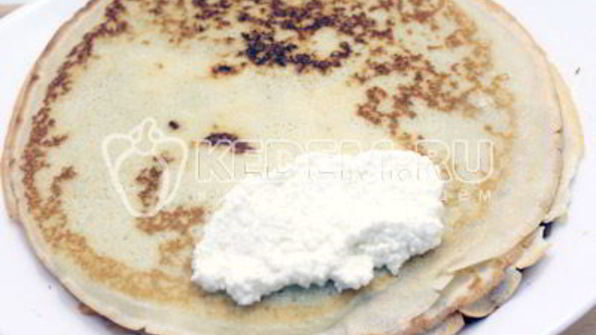 блины на сливках с творогом и клубничным джемом