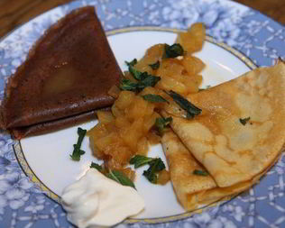 Блины с ананасовым соусом