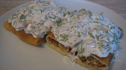 Блины с куриным филе, грибами и сыром