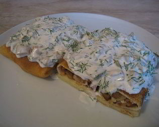 Блины с куриным филе, грибами и сыром