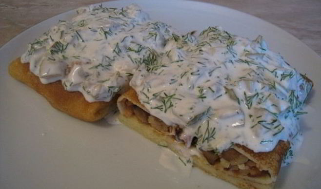 Блины с куриным филе, грибами и сыром