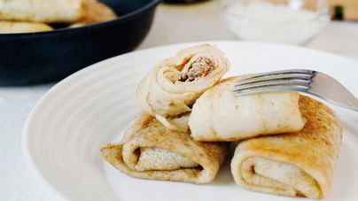 Блины с печенью и маринованным луком