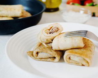 Блины с печенью и маринованным луком