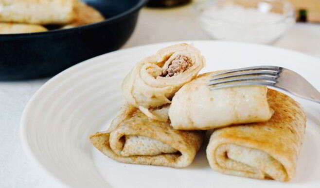 Блины с печенью и маринованным луком