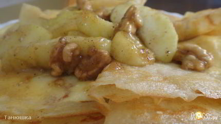 Миндальные блины с карамелизированными яблоками