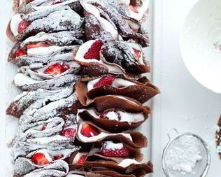 Шоколадные блины с клубникой