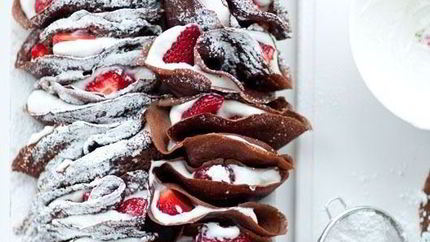 Шоколадные блины с клубникой