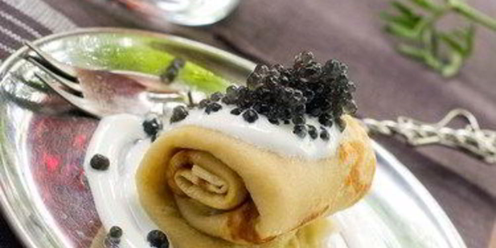 Рецепт тонкие гречневые блины со сметаной и черной икрой