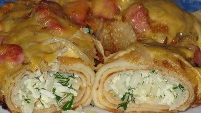 Запеченные блины с рисом, ветчиной, яйцами и сыром