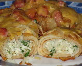 Запеченные блины с рисом, ветчиной, яйцами и сыром