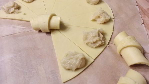 апельсиновые круассаны с марципановой начинкой