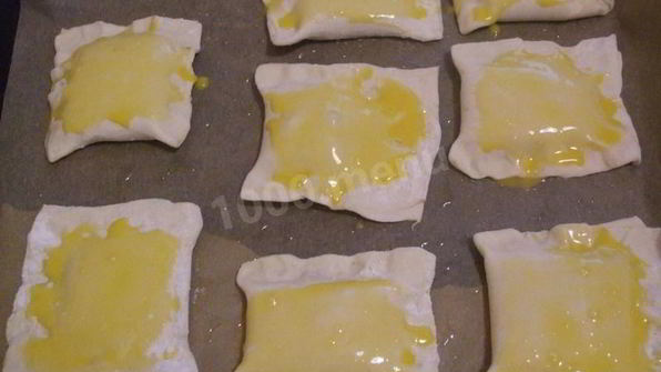 булочки из слоеного дрожжевого теста с сахаром