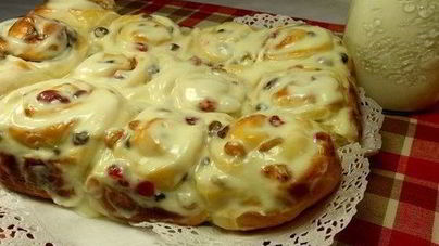 Булочки с изюмом в сливочной заливке