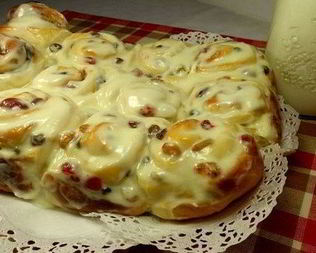 Булочки с изюмом в сливочной заливке