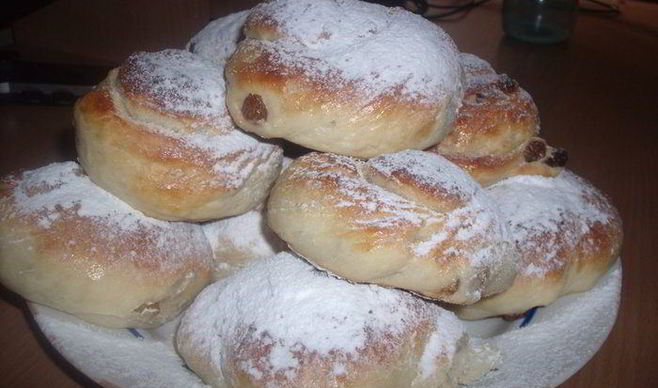 Булочки с изюмом