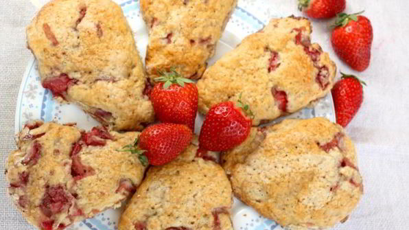 булочки с клубникой