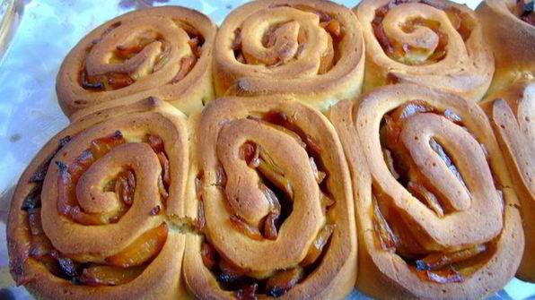 булочки с яблочной начинкой