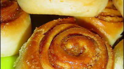 Булочки с яблоками, изюмом и сгущенным молоком