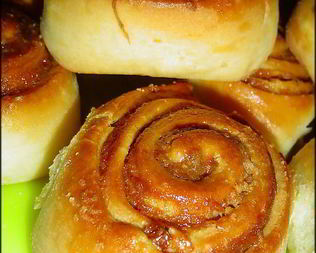 Булочки с яблоками, изюмом и сгущенным молоком