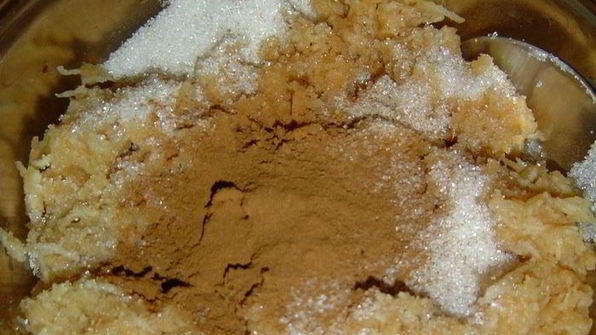 булочки с яблоками, изюмом и сгущенным молоком