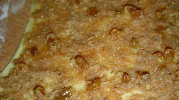 булочки с яблоками, изюмом и сгущенным молоком