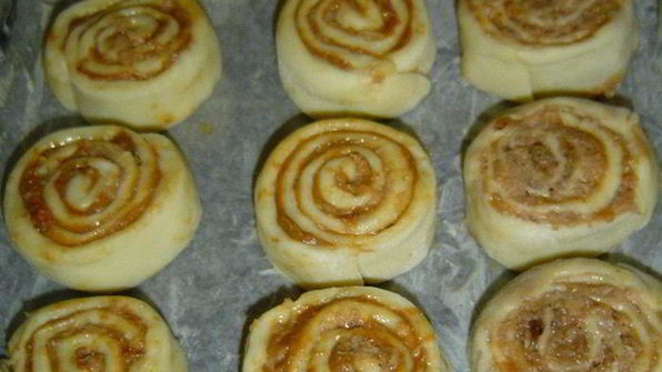 булочки с яблоками, изюмом и сгущенным молоком