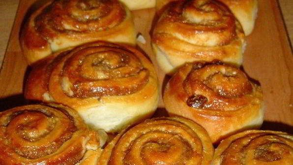 булочки с яблоками, изюмом и сгущенным молоком